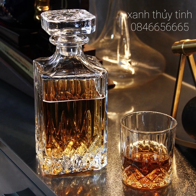 Bộ/Combo chai kèm cốc rót đồ uống chất liệu thủy tinh sang trọng, tinh tế bày bàn ăn, bàn tiệc