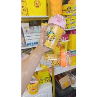bình nước có ống hút con vịt vàng