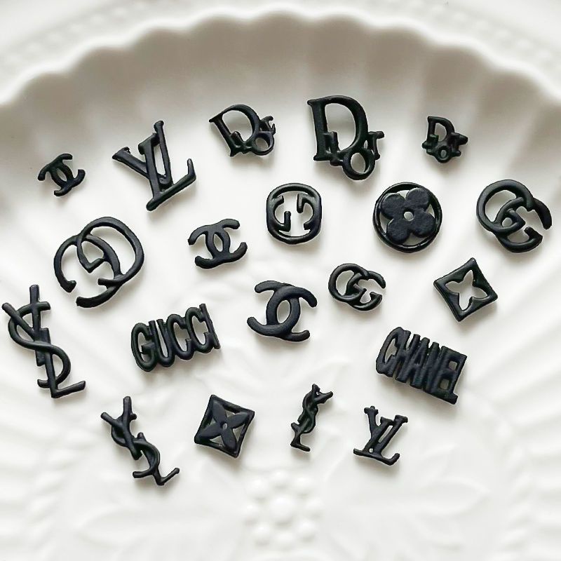 Charm nail trắng đen trang trí móng