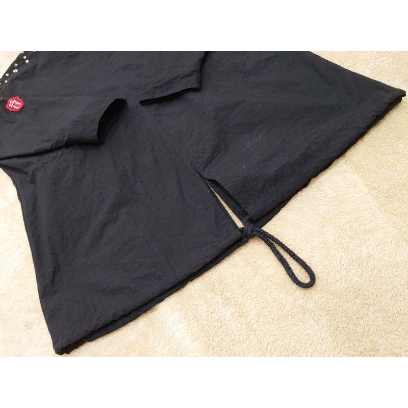 Áo khoác vải cotton poly  1 lớp màu đen phối hình thêu và đinh tán có khóa kéo dây rút eo túi 2 bên