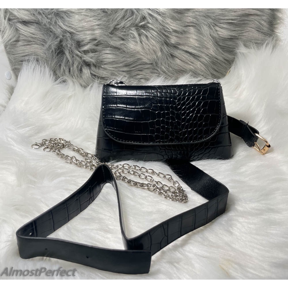 Túi đeo hông kèm dây nịt chất da bóng màu đen, có thể tháo dây cầm tay, có dây đeo chéo