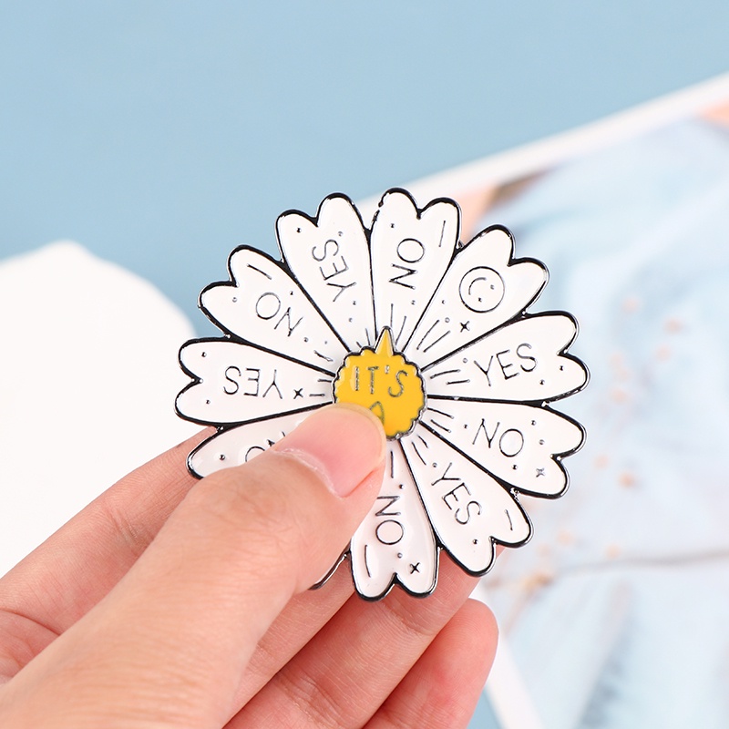 Huy hiệu cài áo MISS ZOE thiết kế vòng xoay hoa cúc/ tròn tráng men vui nhộn sáng tạo làm quà tặng bạn bè