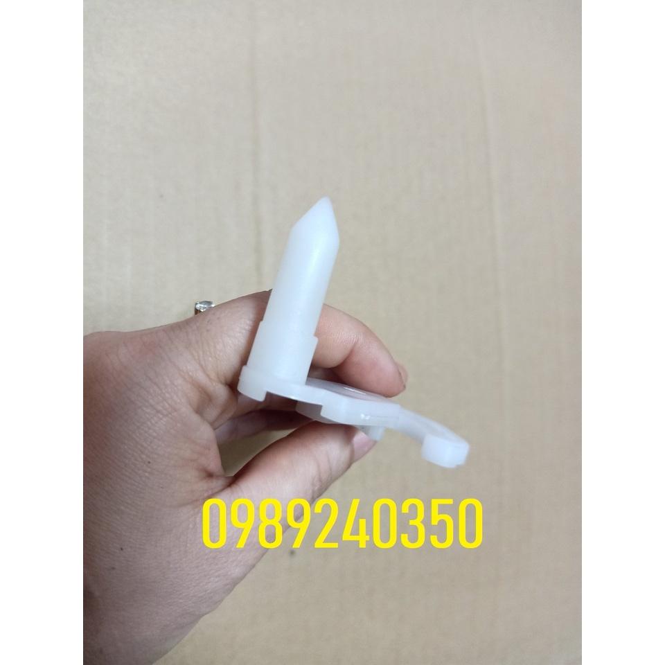 Gàm cửa, lẫy cánh cửa tủ lạnh Hitachi mới chính hãng (Cánh trên bên phải)