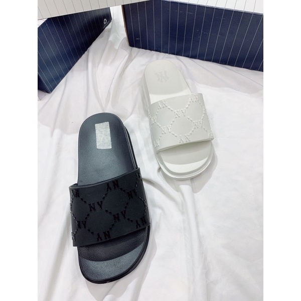 Dép MLB Chunky Mound Dia Monogram New York Yankees Black/White 3ALPAC123-50BKS / 3ALPAC123-50WHS