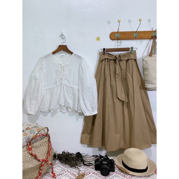 Áo sơ mi dáng babydoll tay bồng và chân váy dáng dài 2hand