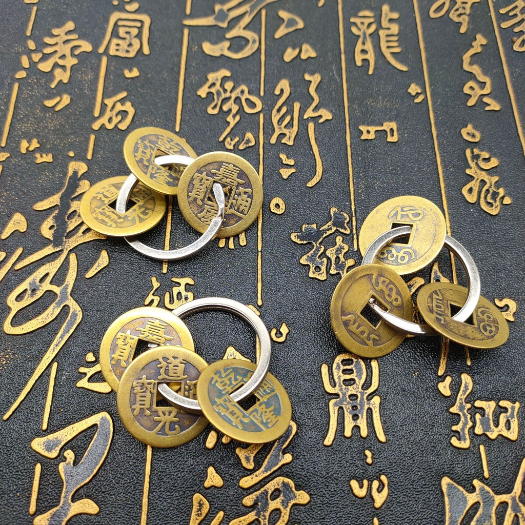 Đồng xu Cổ Móc Khóa mang lại bình an