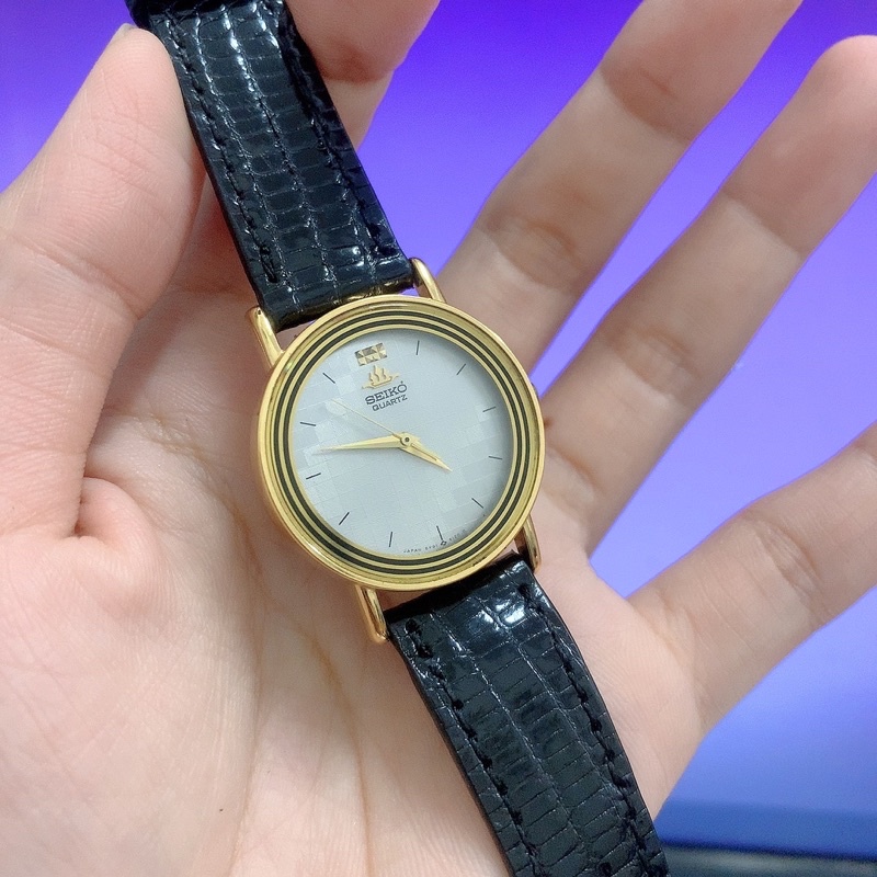 Đồng hồ nữ si hiệu Seiko, mặt vân caro độc đáo, mặt tròn dây da đen