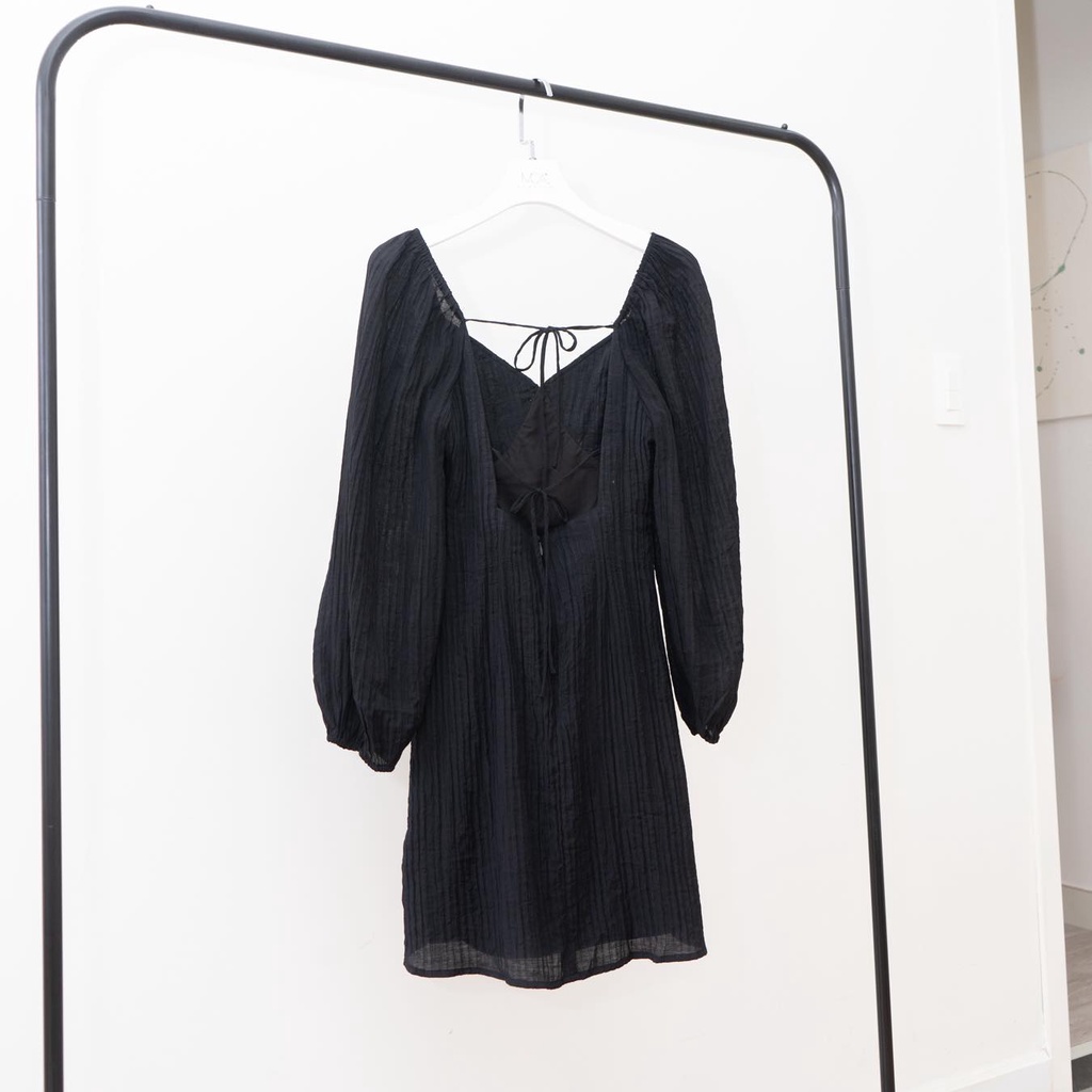 Đầm nữ hở lưng 2 lớp tay dài thắt dây sau thời trang GAGO màu đen GG4183