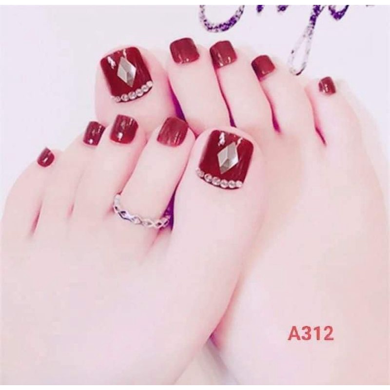 Móng giả đính đá thiết kế đẹp