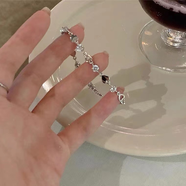 Vòng Tay Đính Đá zircon Hình Trái Tim Đơn Giản Dễ Phối Đồ Cho Nữ