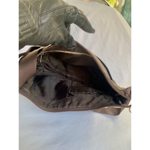 Túi chuẩn si. Túi qua sử dụng. Khách vui lòng xem hình nếu muốn biết thêm thông tin sản phẩm mời khách vô chat . Thanks.