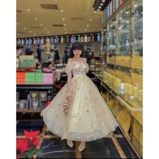 Váy vàng xoè lấp lánh