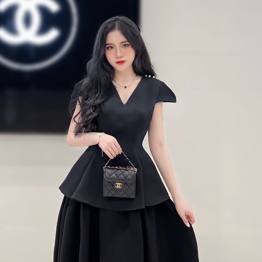 Set áo peplum cổ V đính ngọc trai và chân váy xòe xếp li