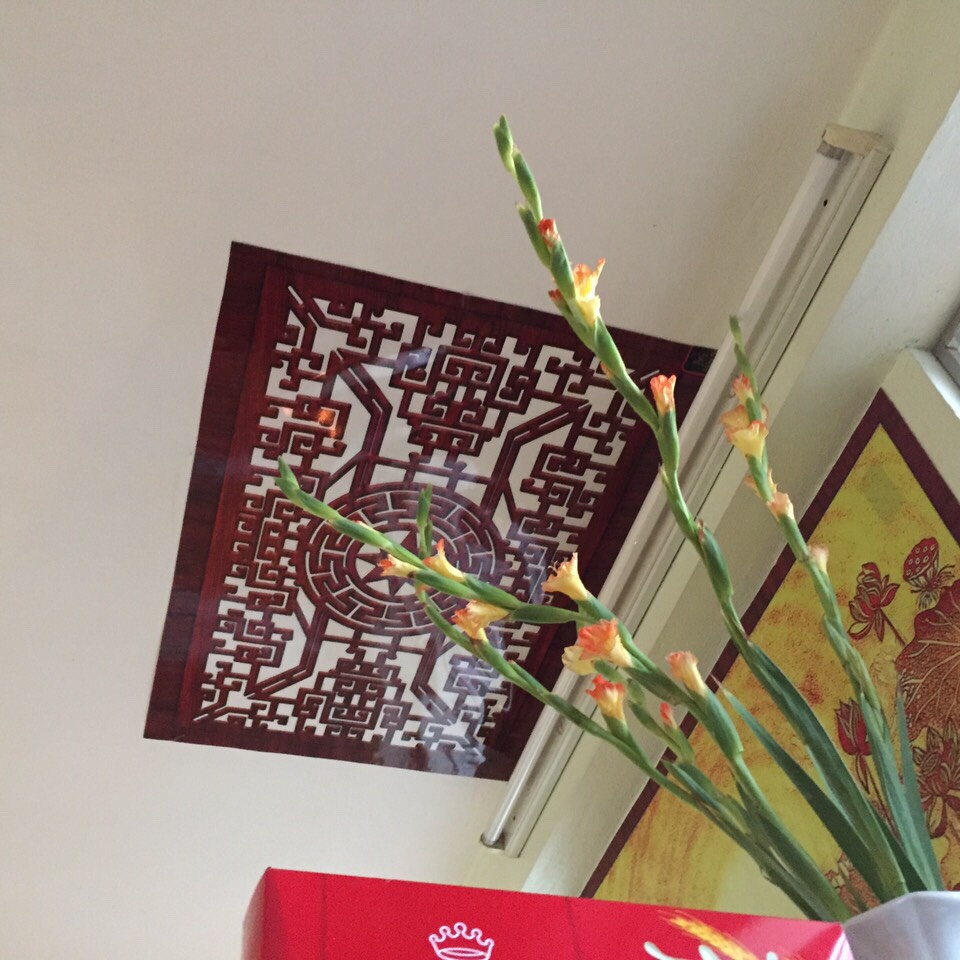 Đẹp - TẤM CHỐNG ÁM KHÓI BÀN THỜ  888 mặt sau có băng dính, bóc dán dễ dàng, dính rất chắc lên trầ