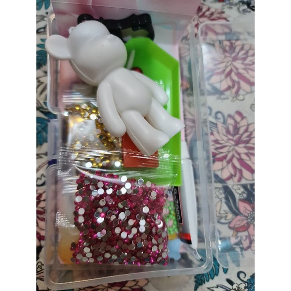 TRÒ CHƠI ĐÍNH ĐÁ MÓC KHÓA TREO GẤU BỤNG BỰ BẢN NÂNG CẤP 2 MÀU ĐÁ TRONG HỘP NHỰA