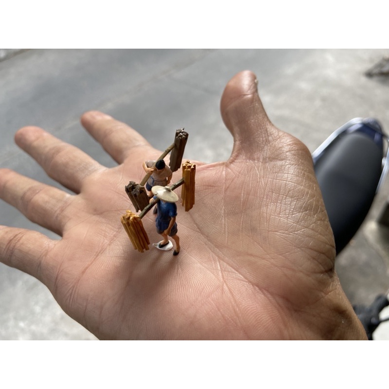 Bộ tượng: Tiều phu vác củi. Hàng tỉ lệ: 1:64 Tượng phối tiểu cảnh, hòn non bộ, phối lũa cây, phối đá cảnh, suiseki