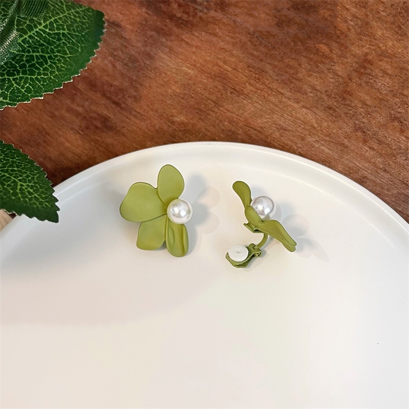 Khuyên tai kẹp không bấm lỗ chốt cố định K209 bằng hợp kim phủ màu hình bông hoa bigsize dáng ngắn Leous Accessories