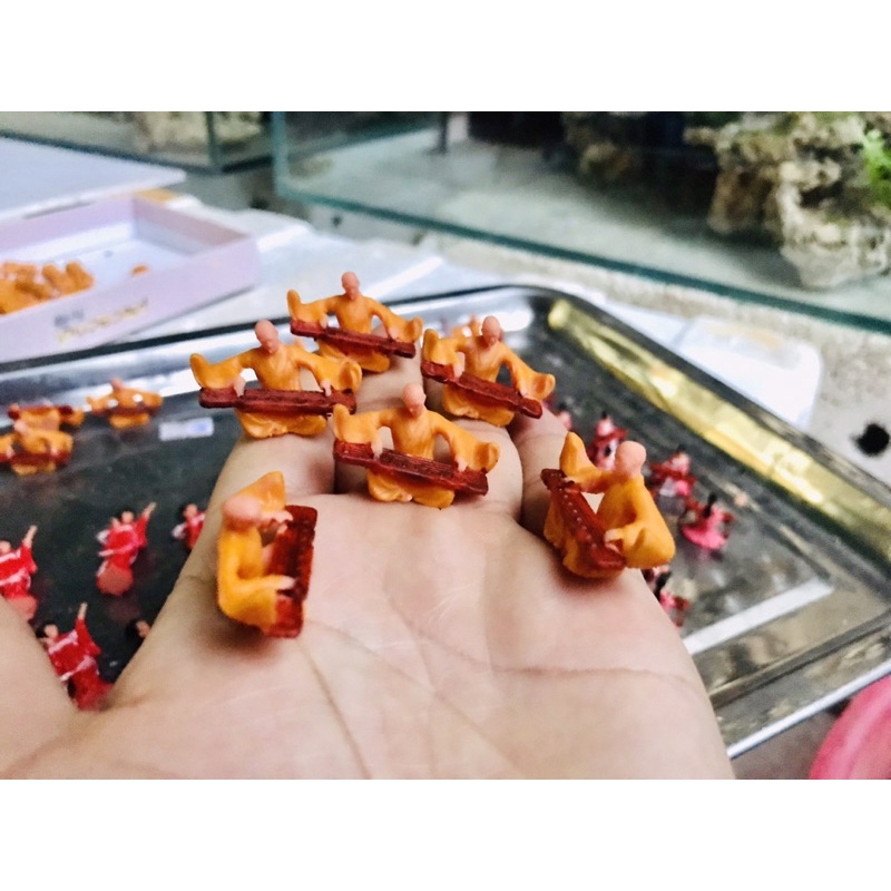 Tượng nhà sư mini đánh đàn trang trí tiểu cảnh, terrarium, non bộ