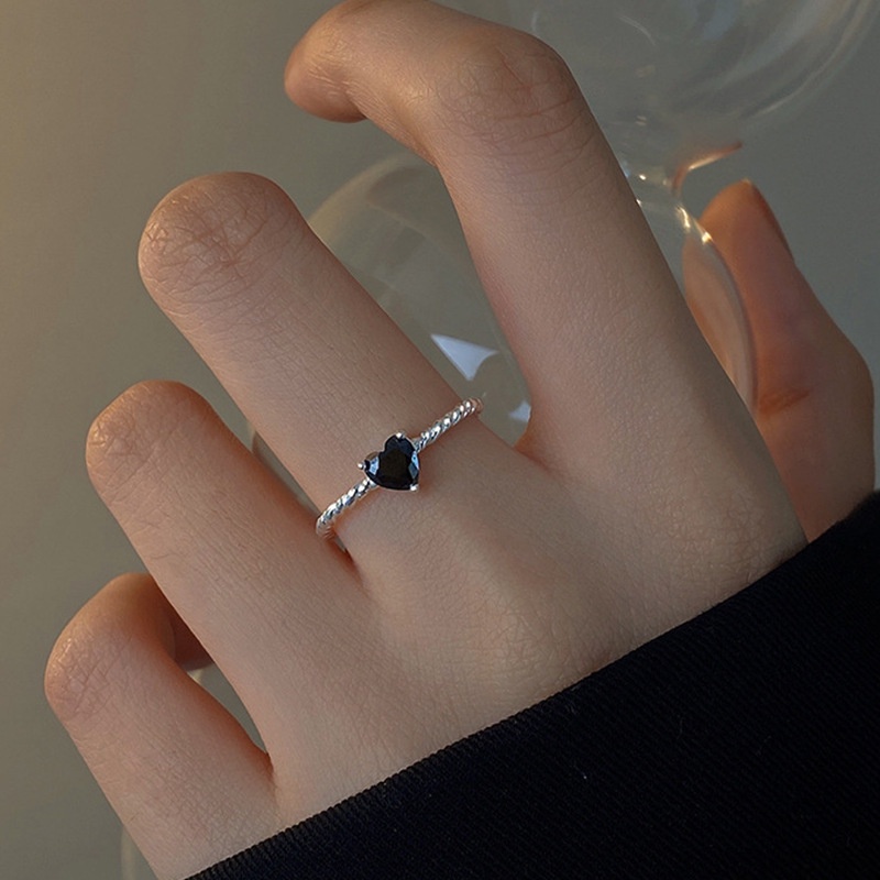Nhẫn Hợp Kim Xoắn Hình Trái Tim Đính Đá Zircon Đen Thời Trang Cho Nữ