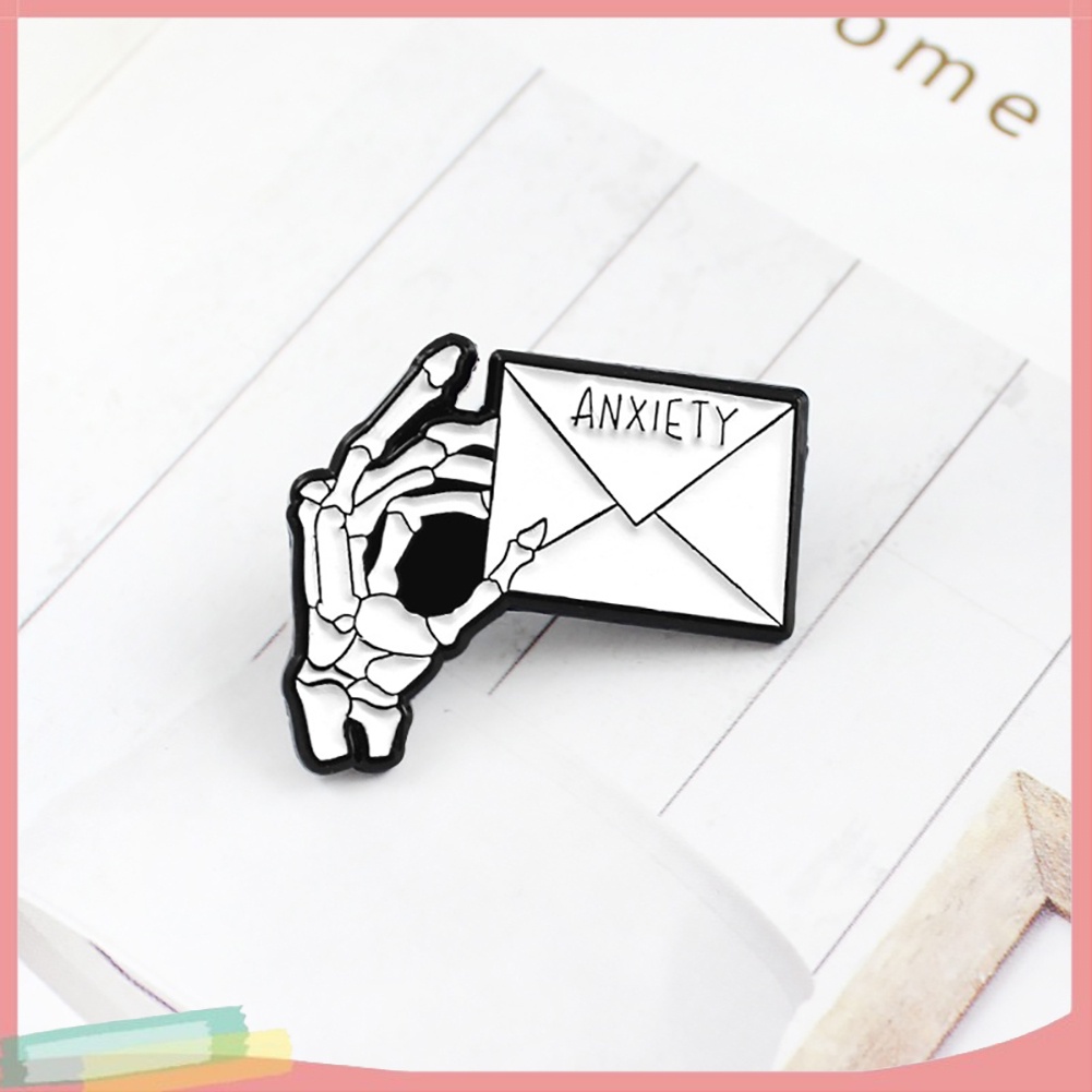 Trâm cài áo hình tay bộ xương trang trí