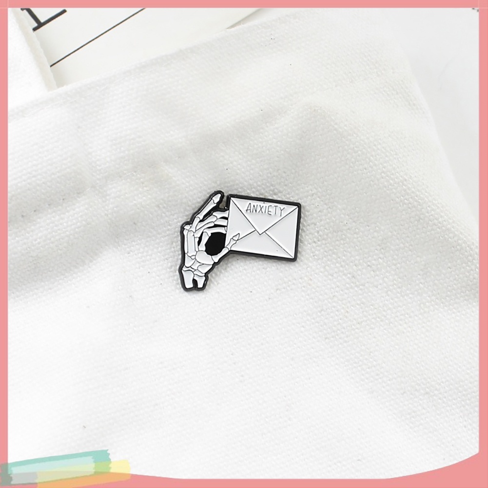 Trâm cài áo hình tay bộ xương trang trí