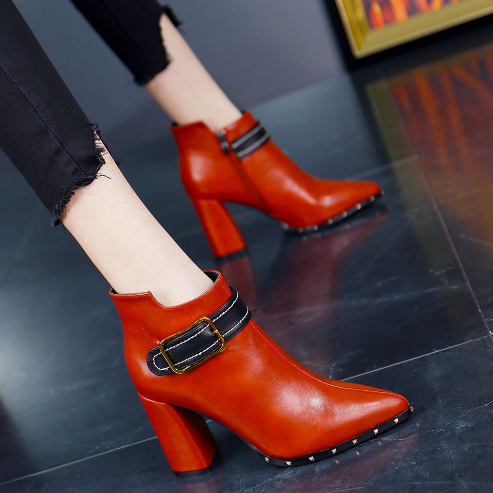 Giày Boot Cao Gót Mũi Nhọn Đính Đinh Tán Phong Cách Anh Quốc Mới