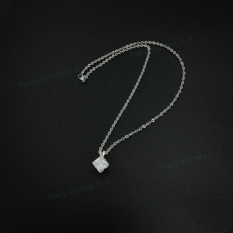 Dây chuyền inox mặt đá hình thoi 12ly, dây chữ công chạm chiếu, sáng đẹp không đen