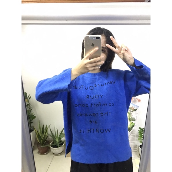 Áo len xanh phối chữ