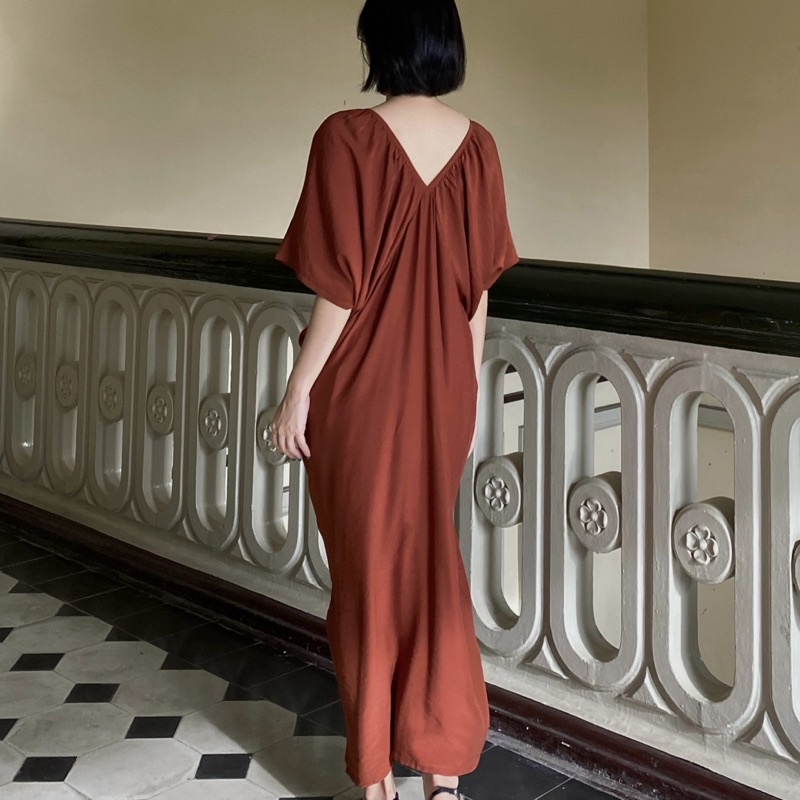 NHẸ NHÀNG - Đầm tơ lụa cánh dơi xẻ 1 bên - osu