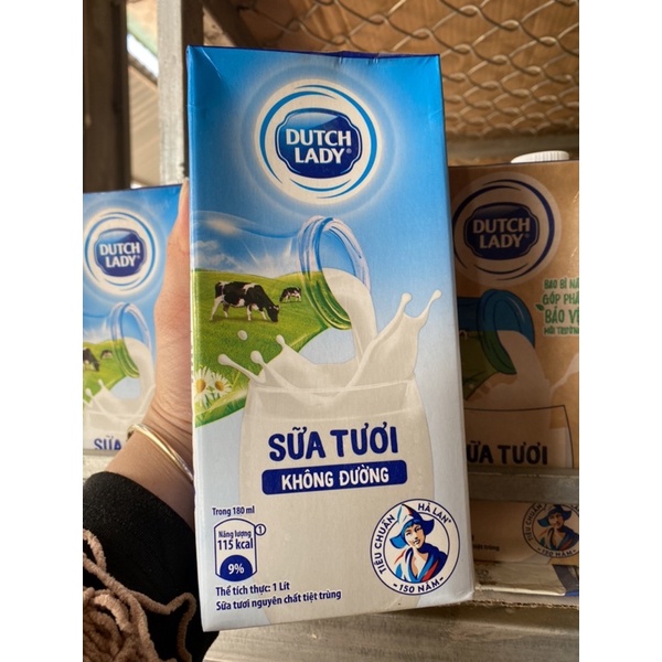 Sữa tươi không đường DUTCH LADY 1lít (ảnh em tự chụp tại cửa hàng)