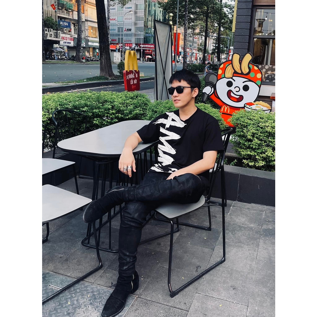 Áo thun Amand Unisex Vertical Text Printed T-Shirt - Black/AT008