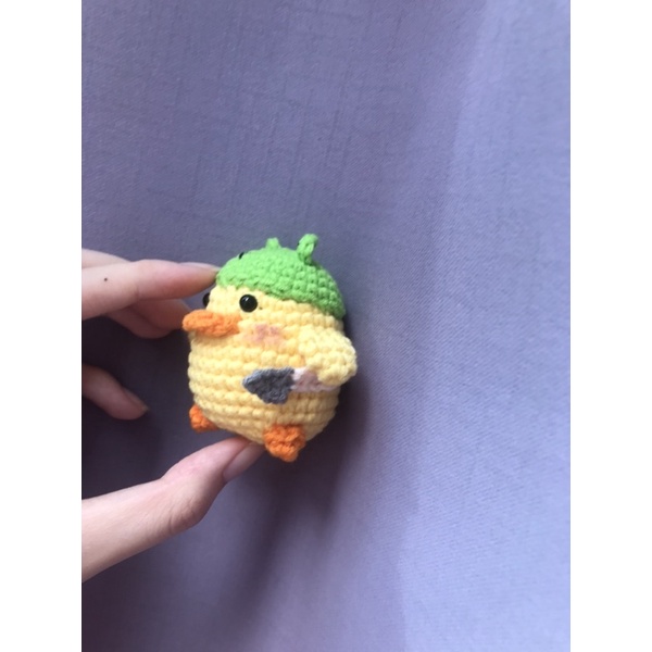 Móc khoá con gà cầm dao, đội mũ ếch dễ thương 🥰