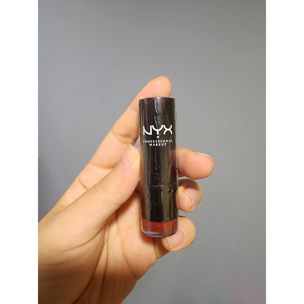 Son NYX dòng son lì màu 569 Đỏ Đậm