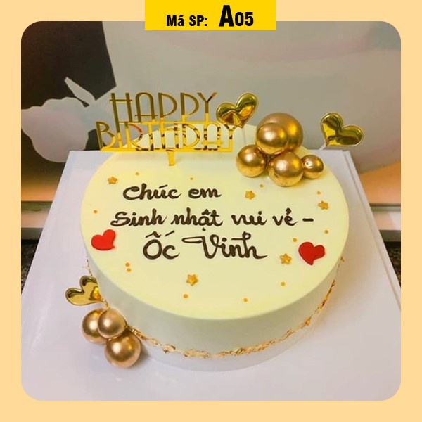 Bánh kem sinh nhật A05 màu vàng cắm những phụ kiện sinh động màu vàng gold tôn lên sự cao cấp quý phái