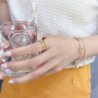 Vòng đeo tay bằng thép titan in chữ tory burch tinh tế