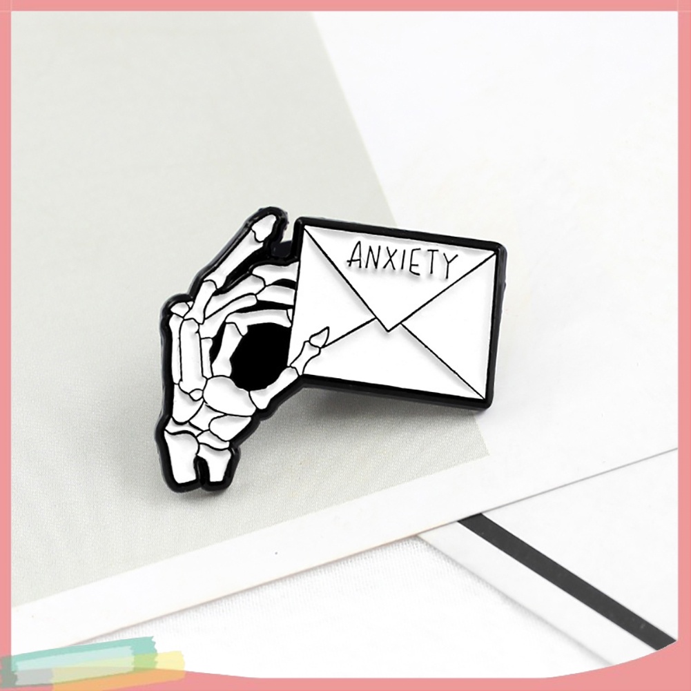 Trâm cài áo hình tay bộ xương trang trí