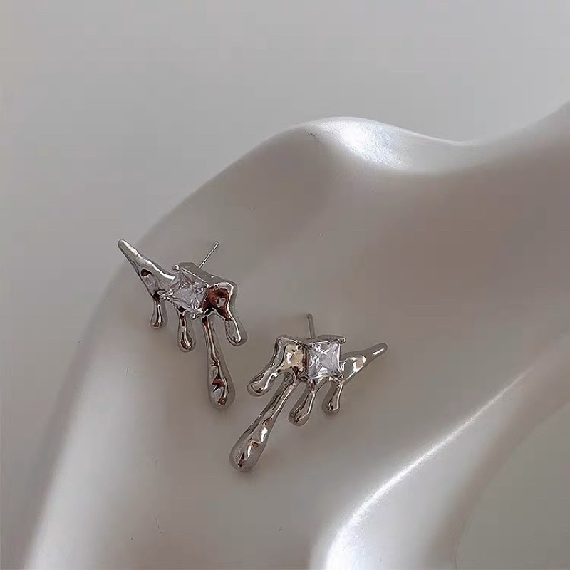 Khuyên tai đính hạt phong cách unisex - Khanturban.vn