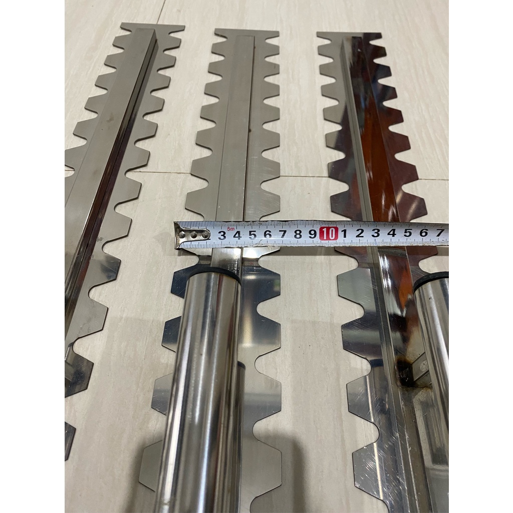 BÀN GẠT KEO  RĂNG CƯA LÀM BẰNG INOX, RỘNG 7CM DÀI 60CM, RĂNG SÂU 1,5CM, MẶT SAU PHẲNG CHUYÊN DÙNG LÁT GẠCH NỀN