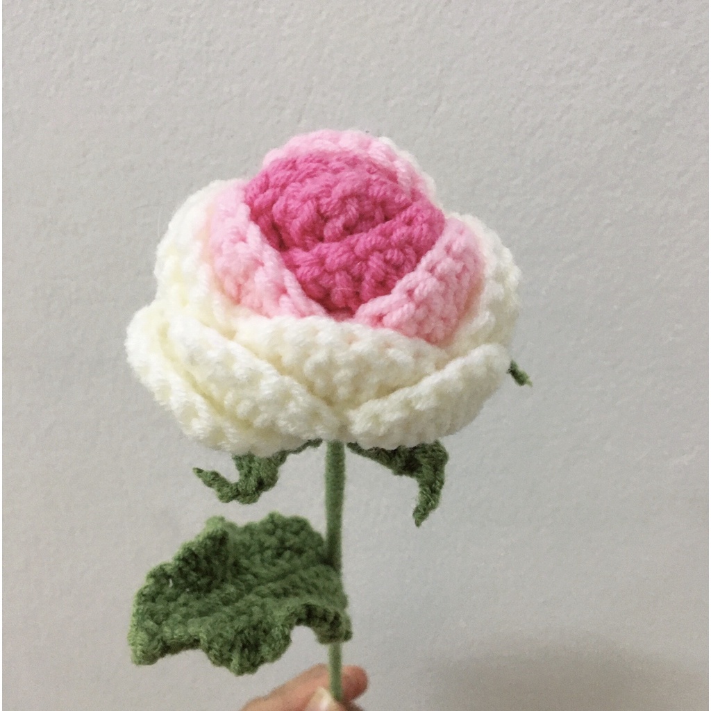 1 Bông hoa hồng mix màu bằng len handmade xinh xắn dùng làm quà tặng, trang trí