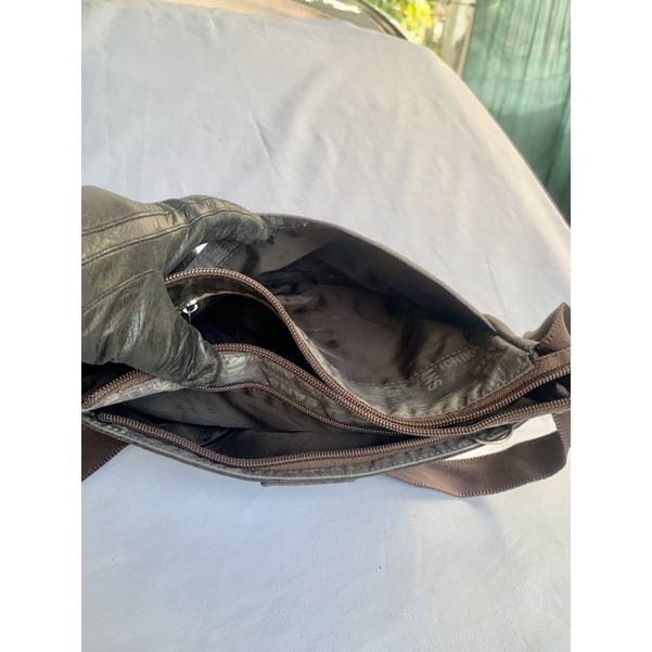 Túi chuẩn si. Túi qua sử dụng. Khách vui lòng xem hình nếu muốn biết thêm thông tin sản phẩm mời khách vô chat . Thanks.