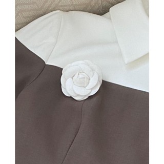 Hoa trà Trắng gài áo by Cherine