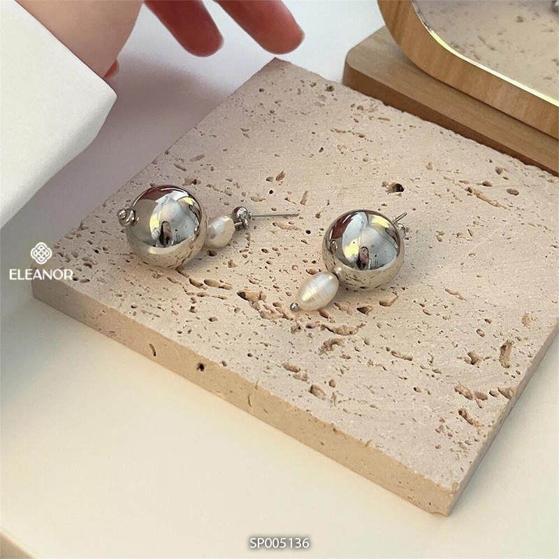 Bông tai nữ Eleanor Accessories bất đối xứng gắn ngọc nhân tạo phối bi phụ kiện trang sức độc đáo
