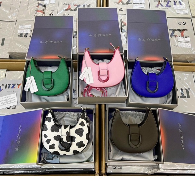 túi đeo chéo nữ itzy full box size 19cm*6cm*11cm đủ màu