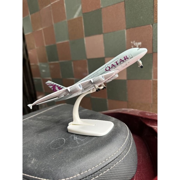 Mô hình máy bay Qatar kim loại  20cm Có banh xe