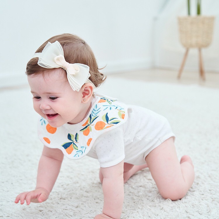 Yếm tròn hình cánh hoa xoay 360 độ có chống thấm dành cho bé