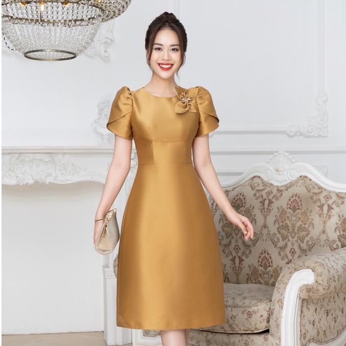Đầm Taffeta LALULILL dáng A thắt eo xếp ly bồng vai phối hoa trang trí trên ngực LDL2256501