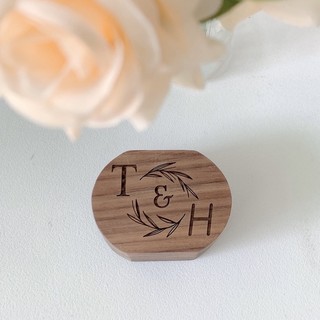 Hộp nhẫn gỗ hình oval thiết kế và khắc tên dâu rể theo yêu cầu