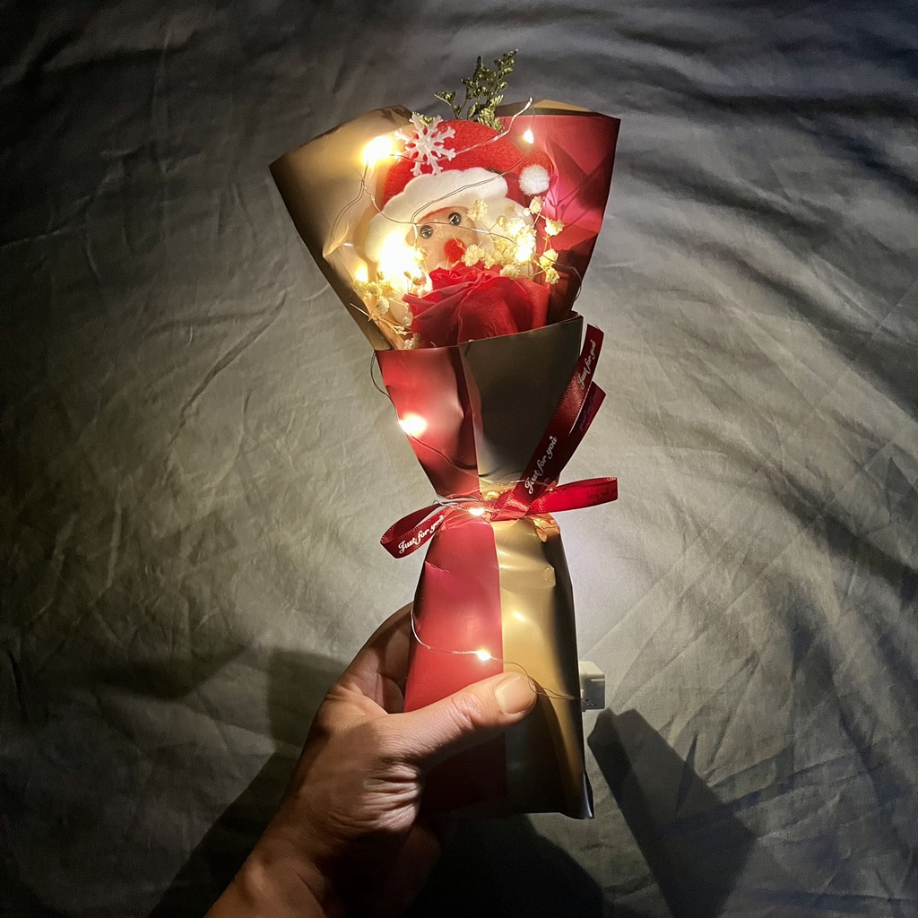 Bó hoa ông già noel + đèn nháy trang trí nhỏ xinh