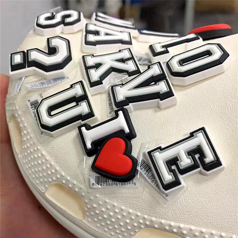 Miễn phí kết hợp số và chữ cái giày trang trí Jibbitz Crocs nút PVC giày phù hiệu FZL01