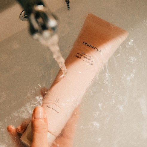 Sữa rửa mặt sáng da, tái tạo ngăn ngừa lão hóa Aromatica Reviving Rose Infusion Cream Cleanser 145g